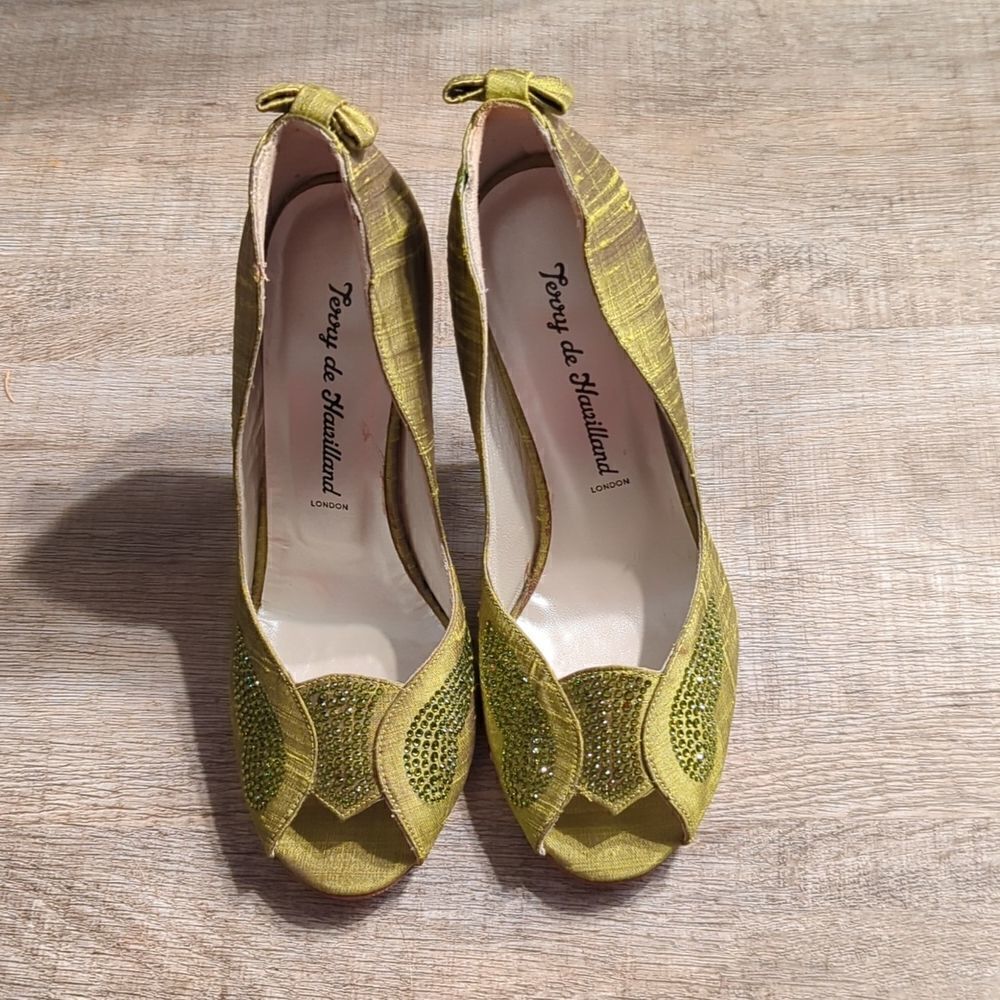 Terry de Havilland lime grn silk peep toe bow detail rhinestone heels sz 36 nwt